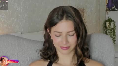 Lara  online show from November 10, 2025, 1:54 pm