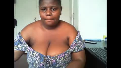 Snapshot of laralovex chatting on December 5, 2024, 11:38 am laralovex online show from December 5, 2024, 11:38 am