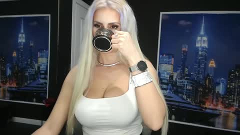 laras_moans online show from February 19, 2025, 10:12 am
