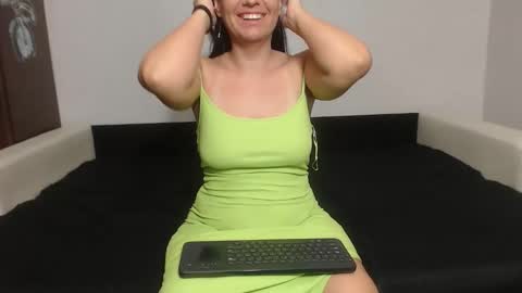 Snapshot of larataylorrr chatting on May 12, 2026, 5:48 am larataylorrr online show from May 12, 2026, 5:48 am