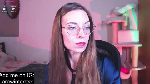 larawinters online show from October 6, 2025, 7:44 pm