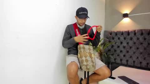 LARRY online show from January 16, 2026, 12:20 pm