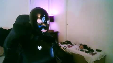 latexminheadroom online show from December 5, 2025, 2:42 am
