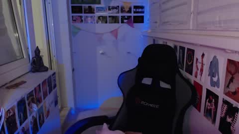 miiiiiiaaaa online show from February 6, 2025, 4:14 pm