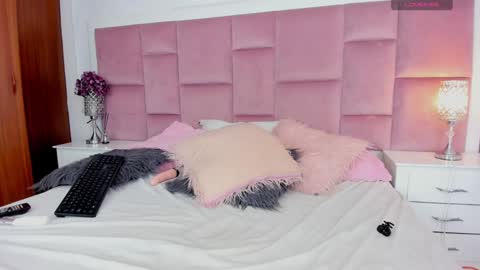 Snapshot of latinaslove_ chatting on December 18, 2024, 2:28 pm B I A N C A - AND - N I K K I online show from December 18, 2024, 2:28 pm