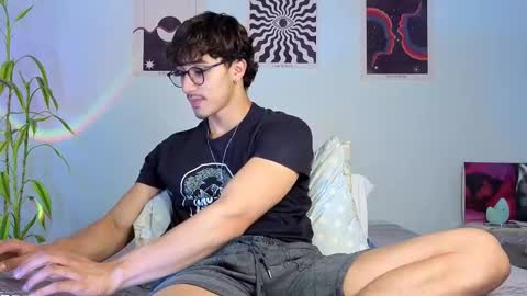 Snapshot of latinguyxl chatting on October 23, 2025, 9:24 pm Logan online show from October 23, 2025, 9:24 pm