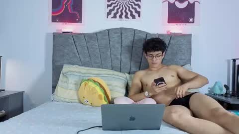 Snapshot of latinguyxl chatting on March 7, 2026, 3:36 am Logan online show from March 7, 2026, 3:36 am