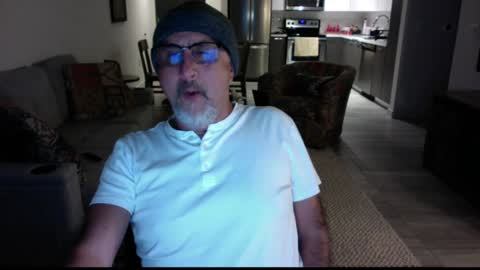 Snapshot of latinnous chatting on December 23, 2024, 5:39 am QS - INDEPENDENT MODEL online show from December 23, 2024, 5:39 am