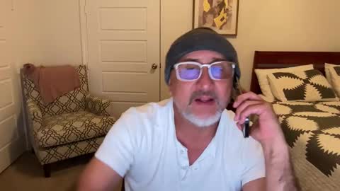 Snapshot of latinnous chatting on October 7, 2025, 1:47 am QS - INDEPENDENT MODEL online show from October 7, 2025, 1:47 am