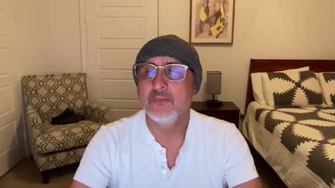 Snapshot of latinnous chatting on October 19, 2025, 3:18 am QS - INDEPENDENT MODEL online show from October 19, 2025, 3:18 am