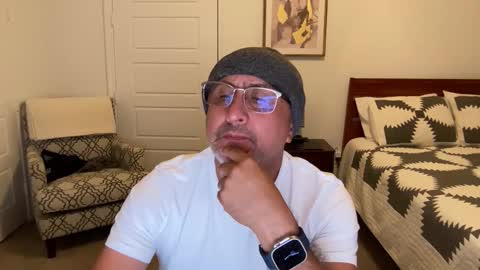 Snapshot of latinnous chatting on October 24, 2025, 4:31 am QS - INDEPENDENT MODEL online show from October 24, 2025, 4:31 am