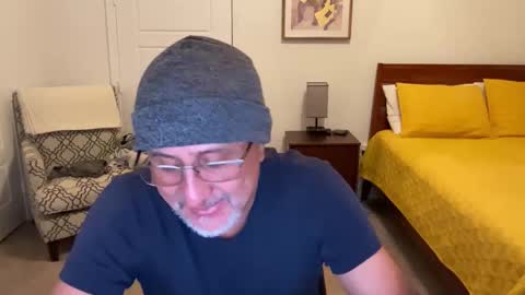 Snapshot of latinnous chatting on October 27, 2025, 5:11 am QS - INDEPENDENT MODEL online show from October 27, 2025, 5:11 am