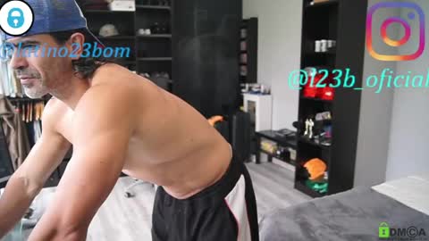 Snapshot of latino23bom chatting on May 1, 2026, 11:04 am sam online show from May 1, 2026, 11:04 am