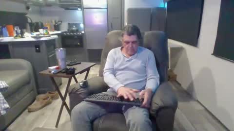 latniter online show from March 4, 2025, 2:06 am