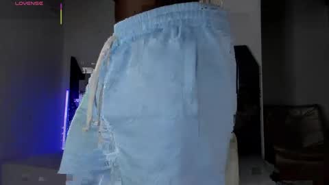 LEANDRO online show from April 15, 2026, 4:08 am