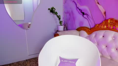 L A U R A   K I T T Y  online show from June 15, 2026, 11:01 am