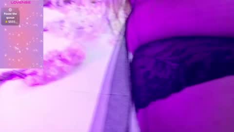 Snapshot of laura__castillo_ chatting on May 27, 2026, 12:24 pm online show from May 27, 2026, 12:24 pm