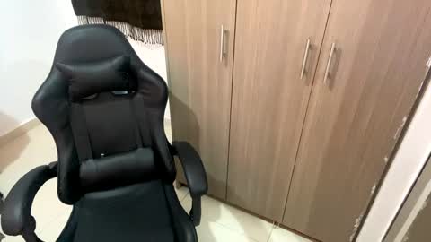 laura online show from March 8, 2025, 12:33 am