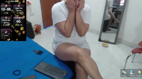 laura_foxx2379 online show from September 12, 2025, 4:40 pm