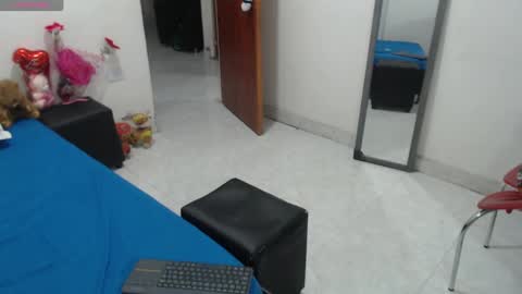 laura_foxx2379 online show from September 30, 2025, 2:05 am