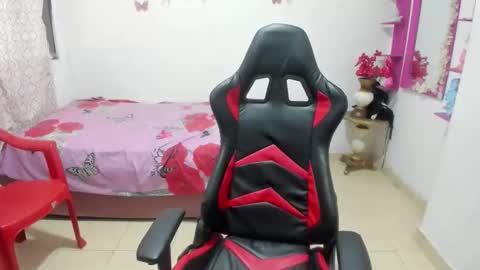 laura_hon11 online show from May 3, 2026, 1:39 pm