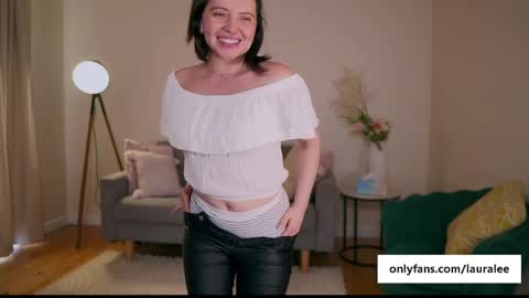 Snapshot of laura_lee chatting on February 20, 2025, 5:44 am Laura Lee. online show from February 20, 2025, 5:44 am