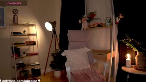 Snapshot of laura_lee chatting on October 11, 2025, 10:52 pm Laura Lee. online show from October 11, 2025, 10:52 pm