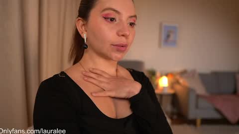 Snapshot of laura_lee chatting on May 21, 2026, 1:34 am Laura Lee. online show from May 21, 2026, 1:34 am