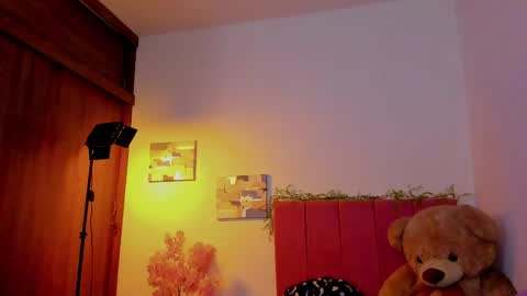 Snapshot of laura_r23 chatting on April 22, 2026, 5:43 am Laura Rose online show from April 22, 2026, 5:43 am
