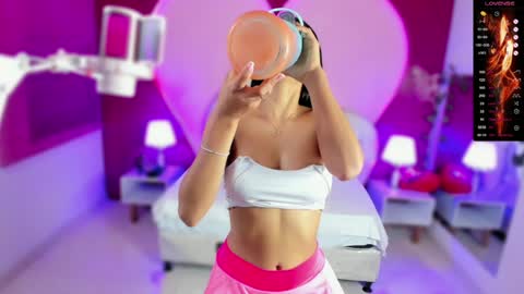 Snapshot of lauramartin1 chatting on January 8, 2025, 12:28 am Laura MartinGMT-5 2200-0600 online show from January 8, 2025, 12:28 am