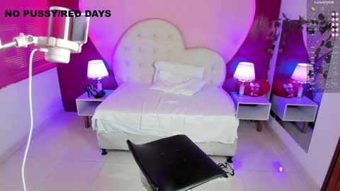 Snapshot of lauramartin1 chatting on February 2, 2025, 4:00 pm Laura MartinGMT-5 2200-0600 online show from February 2, 2025, 4:00 pm