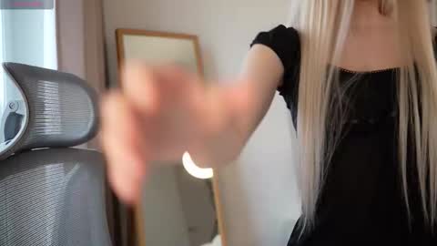 Laura online show from November 6, 2025, 7:53 am