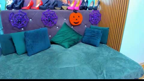 Snapshot of laurasinfull chatting on October 28, 2025, 5:11 am Laura online show from October 28, 2025, 5:11 am