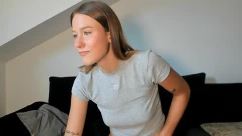 Snapshot of laurasommer chatting on August 3, 2026, 4:33 pm Laura Lara Sommer online show from August 3, 2026, 4:33 pm
