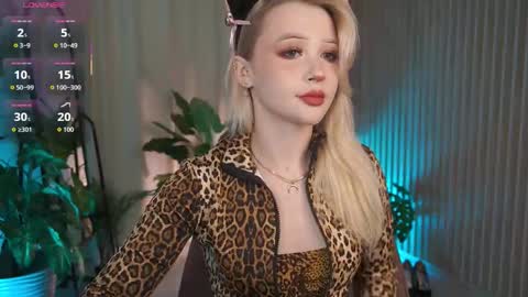  Laura  online show from September 17, 2025, 5:31 am