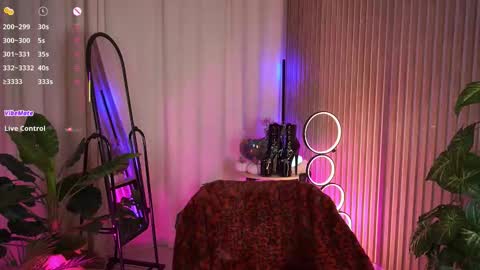  Laura  online show from November 25, 2025, 5:40 am