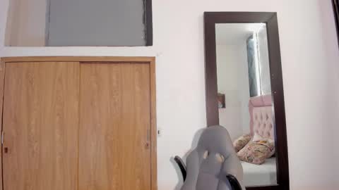 Laurem online show from January 14, 2026, 7:52 pm