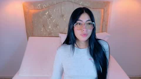 laurenn_smitth online show from October 30, 2025, 12:50 pm