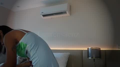 Lauren Saenz online show from October 27, 2025, 12:09 pm