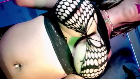 Snapshot of laurycamille chatting on December 6, 2024, 5:09 am LauryCamille online show from December 6, 2024, 5:09 am