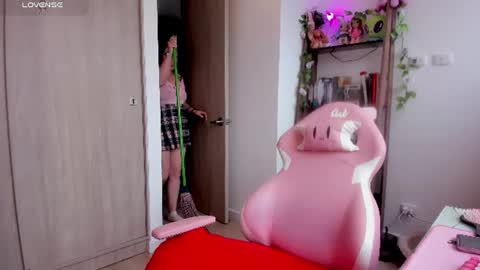 Snapshot of lauu_r chatting on June 9, 2026, 5:46 pm online show from June 9, 2026, 5:46 pm