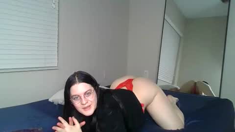 lauvlylu online show from March 18, 2026, 8:06 am