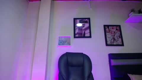 Snapshot of lauwild_ chatting on January 8, 2026, 11:23 am LauWild online show from January 8, 2026, 11:23 am