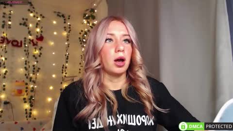 Mia online show from September 21, 2025, 3:46 pm