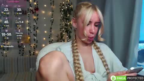 Mia online show from October 17, 2025, 12:52 pm