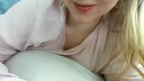 layannalea online show from February 27, 2025, 10:42 pm