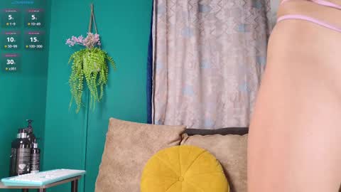 layla_17 online show from September 8, 2025, 4:39 pm