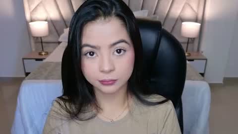 Snapshot of layla_breezee_ chatting on July 6, 2026, 12:02 pm Layla Breezee online show from July 6, 2026, 12:02 pm