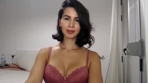 Layla online show from September 19, 2025, 4:07 pm