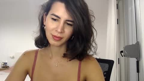 Layla online show from October 8, 2025, 9:23 pm